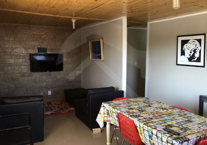 Living comedor con pared de ladrillo